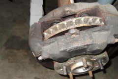 105 RR caliper leaking badly - note the corrosion throughout